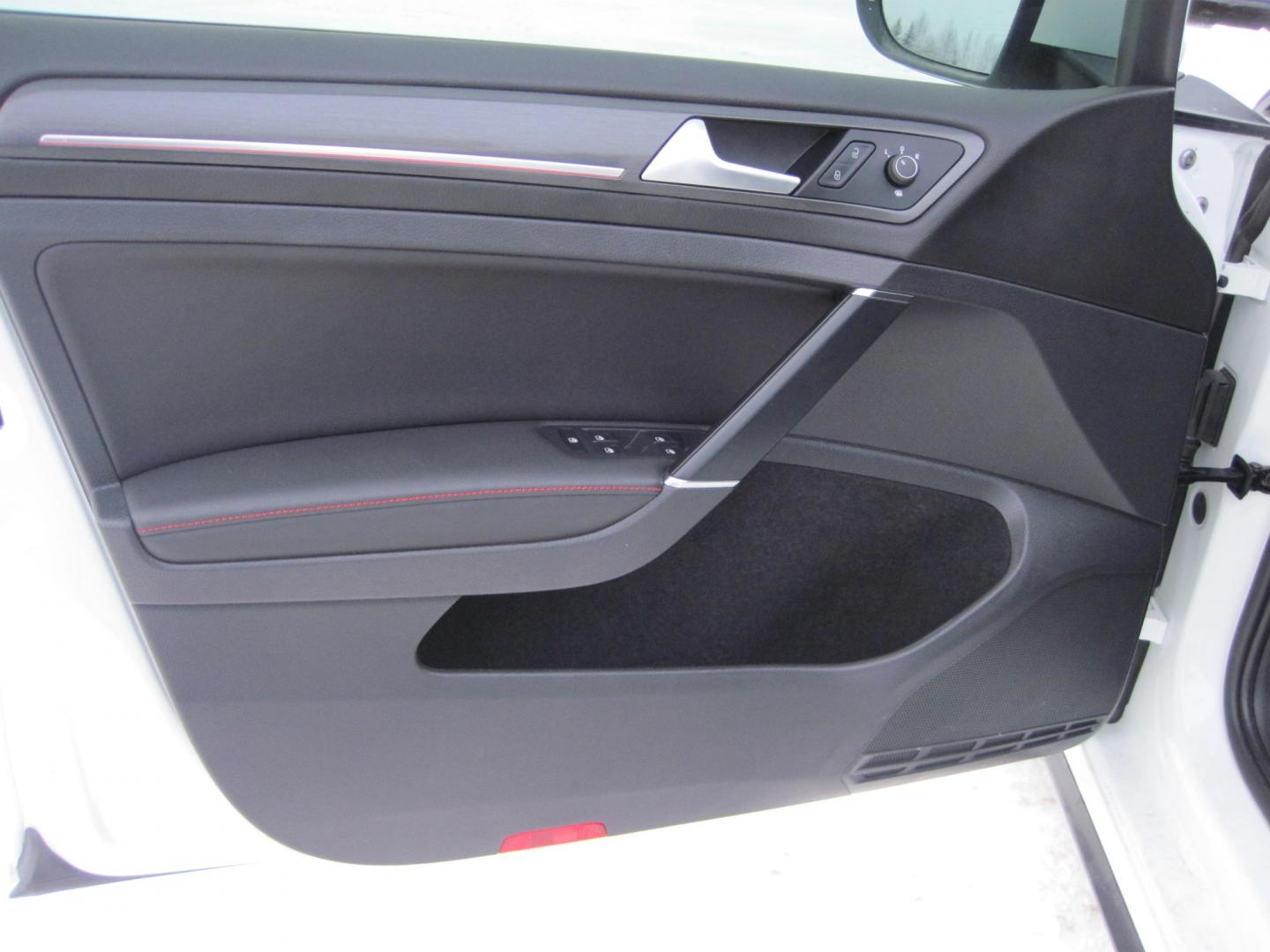 2020 white Volkswagen Golf GTI SE Hatch (3VW6T7AU2LM) with an 2.0L L4 DOHC 16V TURBO engine, 7A transmission, located at 9530 Old Seward Highway, Anchorage, AK, 99515, (907) 349-3343, 61.134140, -149.865570 - Photo#6